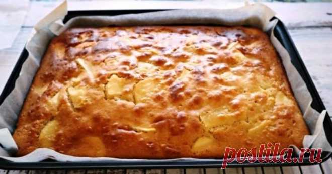 Простой яблочный пирог на сметане - Со Вкусом