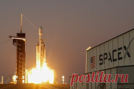 SpaceX отменила запуск ракеты Falcon Heavy. Компания SpaceX отменила запуск тяжелой ракеты Falcon Heavy с американским спутником Jupiter 3, который был запланирован на четверг по московскому времени, за минуту до старта: «Команды готовятся к попытке запуска завтра, 27 июля; аппарат и полезная нагрузка находятся в хорошем состоянии».