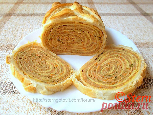 Рулет из слоёного теста с мясным фаршем
