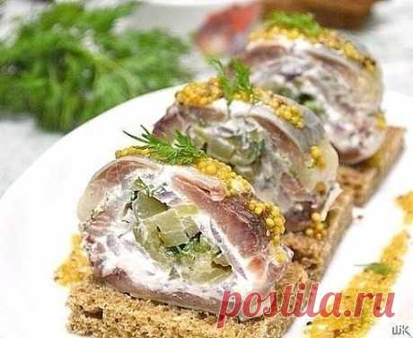 ПРОСТЫЕ ИДЕИ КРАСИВЫХ ЗАКУСОК
Топ-9 вариантов самых вкусных  
 
1) ОТМЕННАЯ ЗАКУСКА ИЗ ЛАВАША С КРАБОВЫМИ ПАЛОЧКАМИ  
 
ИНГРЕДИЕНТЫ:
● Лаваш — 1 Штука (лист)
● Крабовые палочки — 200 Грамм
● Яйца — 2 Штуки
● Зеленый лук — 2-3 Штук
● Майонез — 2 Ст. ложки
 
ПРИГОТОВЛЕНИЕ:
1. Подготовьте все необходимые ингредиенты. Яйца отварите вкрутую, охладите и очистите.
2. Крабовые палочки натрите на крупной терке или разделите тупой стороной ножа на волокна.
3. Яйца натрите на мелкой ...