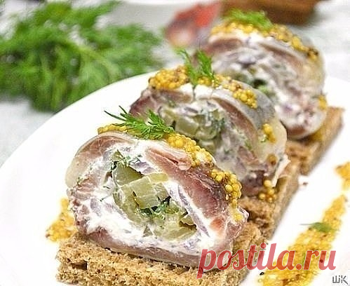 ПРОСТЫЕ ИДЕИ КРАСИВЫХ ЗАКУСОК
Топ-9 вариантов самых вкусных  
 
1) ОТМЕННАЯ ЗАКУСКА ИЗ ЛАВАША С КРАБОВЫМИ ПАЛОЧКАМИ  
 
ИНГРЕДИЕНТЫ:
● Лаваш — 1 Штука (лист)
● Крабовые палочки — 200 Грамм
● Яйца — 2 Штуки
● Зеленый лук — 2-3 Штук
● Майонез — 2 Ст. ложки
 
ПРИГОТОВЛЕНИЕ:
1. Подготовьте все необходимые ингредиенты. Яйца отварите вкрутую, охладите и очистите.
2. Крабовые палочки натрите на крупной терке или разделите тупой стороной ножа на волокна.
3. Яйца натрите на мелкой ...