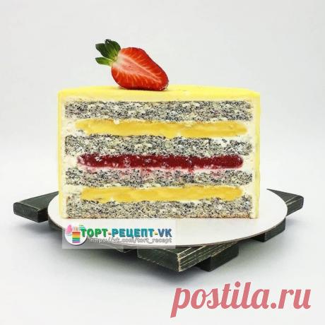 НЕОБЫКНОВЕННЫЙ ТОРТ!

Состав: бисквит с маком, лимонный курд, клубничный джем, крем- чиз на сливках внутри и белый ганаш под велюром снаружи.
Теперь о вкусе: бисквит прямо пушистый и невесомый получается, очень вкусный!
Мак добавляйте в тесто целым - он приятно похрустывает во время дегустации.
Курд, как и положено ему, кисленький. Если кто не очень любит кислинку, делайте наоборот - две прослойки клубничного джема, одну - лимонный курд.
Про клубнику и крем-чиз всё понятно...