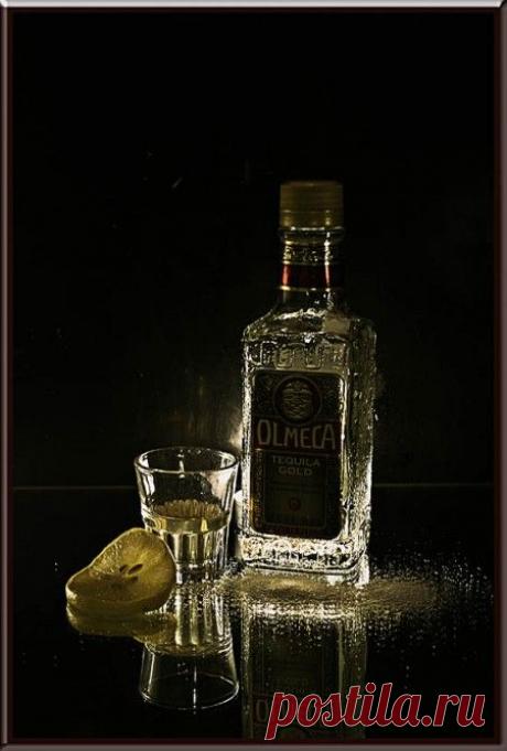 Две текилы с лаймом.
Ты желаешь любовь в виде займа,
Хоть в кармане назрела дыра?
А пока две текилы с лаймом,
И еще разговор до утра…
А еще две затяжки Light-а,
Магнитолы тоскливый мотив.
Снова ты позвонишь в свой Брайтон,
Будешь врать, что любишь, что жив…