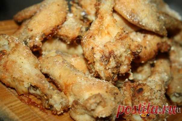 Очень хрустящие куриные крылышки Очень хрустящие куриные крылышки не оставят вас равнодушными, особенно, если подать к ним бокал холодного пива...Вся "фишка" в панировке в рисовой муке, которая не горит в духовке, когда крылья начинают пускать жирок, панировка из рисовой муки превращается в румяную, аппетитную и очень хрустящую корочку.