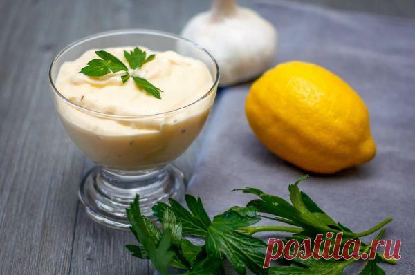 👌 Домашний чесночный соус айоли за 5 минут, рецепты с фото Айоли — ароматный чесночный соус, очень популярный на северном побережье Средиземного моря. Соус, приготовленный по нашему простому 5-минутному рецепту, имеет разнообразное примене...