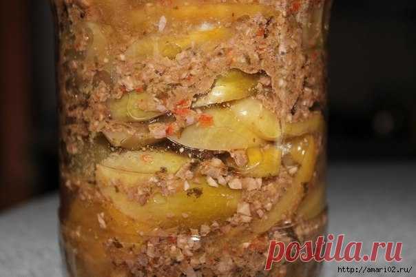 Заготовка из зелёных помидор в ореховом маринаде.