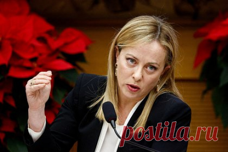 Италия сыграла центральную роль при согласовании бюджетной помощи ЕС Украине. Премьер-министр Италии Джорджа Мелони сыграла ведущую роль в достижении компромисса между Европейским союзом и премьер-министром Венгрии Виктором Орбаном по вопросу согласования финансовой помощи Украине из бюджета ЕС. Отмечается, что Мелони была первым посредником, работа которого позволила прийти к соглашению.