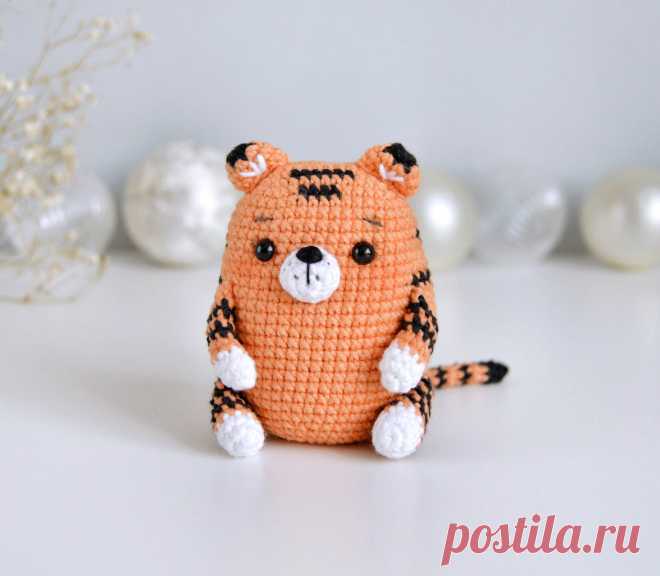 PDF Тигрёнок крючком. FREE crochet pattern; Аmigurumi animal patterns. Амигуруми схемы и описания на русском. Вязаные игрушки и поделки своими руками #amimore - тигр, маленький тигрёнок к Новому году, тигрята, котик, кот, кошечка, кошка, котенок.