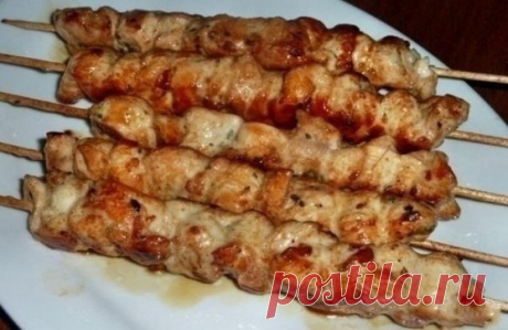 Шашлык из курицы в духовке
Ингредиенты:
Филе курицы — 2 Штуки
Растительное масло — 2 Ст. ложки
Чеснок — 2 Зубчика
Сахар — 1 Ст. ложка
Кориандр — 1 Ст. ложка (сухой или свежий)
Соевый соус — 1 Ст. ложка
Перец чили, соль — - По вкусу
Приготовление:
Шпажки замачиваем в воде примерно 30 минут. Куриное филе нарезаем длинными полосками.
Затем филе курицы нанизываем на шпажки гармошкой. И опускаем в маринад, который готовим из: растительного масла, сахара, кориандра, соевого соуса, выдавленного чес
