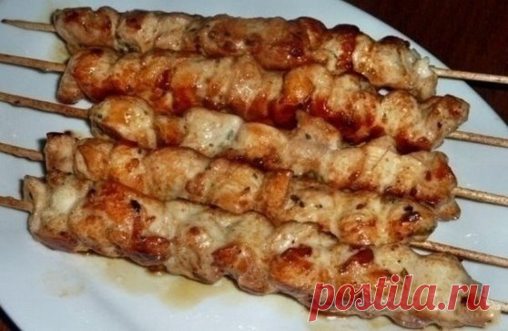 Шашлык из курицы в духовке
Ингредиенты:
Филе курицы — 2 Штуки
Растительное масло — 2 Ст. ложки
Чеснок — 2 Зубчика
Сахар — 1 Ст. ложка
Кориандр — 1 Ст. ложка (сухой или свежий)
Соевый соус — 1 Ст. ложка
Перец чили, соль — - По вкусу
Приготовление:
Шпажки замачиваем в воде примерно 30 минут. Куриное филе нарезаем длинными полосками.
Затем филе курицы нанизываем на шпажки гармошкой. И опускаем в маринад, который готовим из: растительного масла, сахара, кориандра, соевого соуса, выдавленного чес