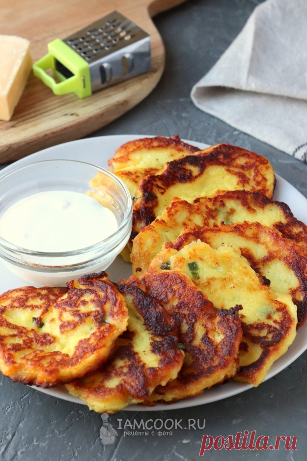 Оладьи из картофельного пюре с твёрдым сыром, обжаренные на сковороде.