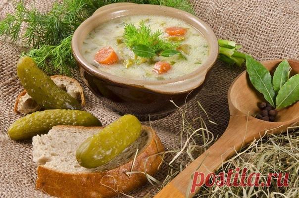 ЛУЧШИЕ РЕЦЕПТЫ РАССОЛЬНИКОВ

Калья старорусская из курицы

Понадобится:

1 курица
100 г ветчины
1 соленый огурец
100 мл огуречного рассола
2 корня петрушки
1 небольшой корень сельдерея
1 луковица
2 ст. л. муки
1 ст. л. топленого масла
2 ст. л. сметаны
черный перец горошком
лавровый лист

Приготовление:

Курицу вымыть, обсушить и разрезать на мелкие кусочки. Сложить в большую кастрюлю, залить 2 л воды и варить около 45 мин, добавив лавровый лист и перец горошком. Примерно з...