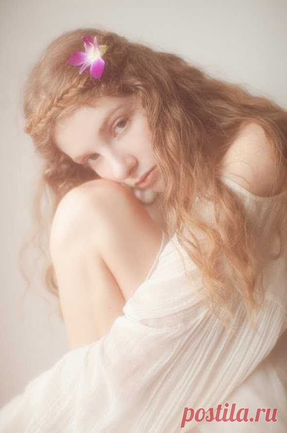 РОМАНТИКА В ПОТРЯСАЮЩИХ РАБОТАХ ВИВЬЕН МОК
 Фотоработы Вивьен Мок считаются самыми художественно профессиональными. В них очень грамотно всегда подобрана тема и изображения образа. В данном случае мы подобрали работы по женской тематике. В них отображена женственность и красота. Образ женщины в своих работах очень эротичен и красив во всех своих проявлениях. Его художественные фотографии очень благородны в своём оформлении и очень поразительны. Раскрывающие красоту женщины в нашем Мире.