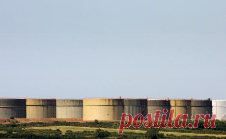 Индия и ОАЭ впервые провели бездолларовую сделку по продаже нефти. Индия и Объединенные Арабские Эмираты (ОАЭ) впервые заключили сделку по продаже сырой нефти в собственных валютах — рупиях и дирхамах, сообщает NDTV со ссылкой на посольство Индии в ОАЭ.