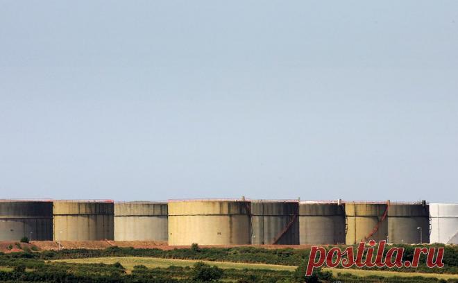 Индия и ОАЭ впервые провели бездолларовую сделку по продаже нефти. Индия и Объединенные Арабские Эмираты (ОАЭ) впервые заключили сделку по продаже сырой нефти в собственных валютах — рупиях и дирхамах, сообщает NDTV со ссылкой на посольство Индии в ОАЭ.