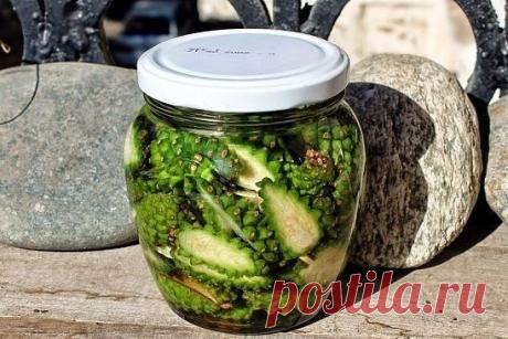 ИНСУЛЬТ БОИТСЯ СОСНОВЫХ ШИШЕК  
 
Спиртовая настойка зрелых сосновых шишек с яблочным уксусом.  
 
5 зрелых сосновых шишек залить 0,25 литра спирта (70%) или хорошей водкой. Настоять при комнатной температуре 10 дней. Затем процедить и добавить 1 чайную ложку домашнего яблочного уксуса (можно заменить виноградным).Ежедневно на ночь пить 1 стакан некрепкого чая, в который добавлена 1 чайная ложка