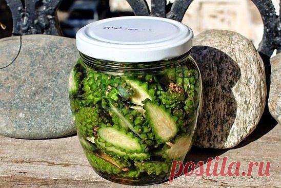 ИНСУЛЬТ БОИТСЯ СОСНОВЫХ ШИШЕК  
 
Спиртовая настойка зрелых сосновых шишек с яблочным уксусом.  
 
5 зрелых сосновых шишек залить 0,25 литра спирта (70%) или хорошей водкой. Настоять при комнатной температуре 10 дней. Затем процедить и добавить 1 чайную ложку домашнего яблочного уксуса (можно заменить виноградным).Ежедневно на ночь пить 1 стакан некрепкого чая, в который добавлена 1 чайная ложка