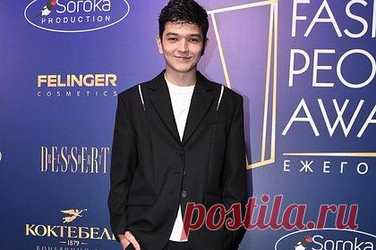 19-летний российский певец похвастался новой машиной за миллионы рублей. Российский певец Акмаль Ходжаниязов похвастался новым роскошным автомобилем за миллионы рублей. 19-летний экс-участник проекта «Голос» в разговоре с репортерами Super на премии Moda Tropical признался, что приобрел свою первую машину — Zeekr стоимостью восемь миллионов рублей.