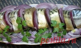 Как приготовить копченную скумбрию дома

Это скорее эксперимент в домашних условиях но без химии и различных добавок которыми просто напичкана магазинная рыба.

Ингредиенты:

●Скумбрия 1шт
●Соль морская 2 ст. ложки
●Вода 0,5 л
●Чай 2−3 пакетика
●Лавровый лист 5−6 листиков
●Душистый перец
●Лук красный 1шт
●Зелень.
●Масло оливковое

Приготовление:

1. Заварим крепкий чай и добавим в него лавровый лист, соль и душистый перец.
Дадим настояться и остыть до комнатной температуры...