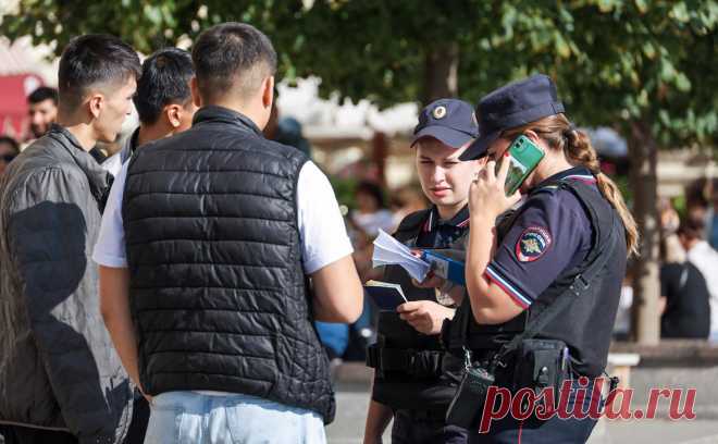 «Ъ» узнал о деле против росгвардейца за фальшивую регистрацию мигрантов. Бывшего начальника штаба одной из войсковых частей Росгвардии в Краснодаре Владимира Скобелева и его соучастников обвиняют в фальшивой регистрации 116 человек в служебной казарме, сообщает «Коммерсантъ».