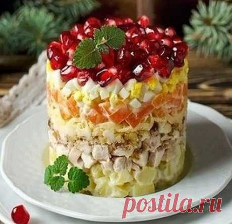 Салат на Новый год 2019       
 
Салат "Красная шапочка" на Новый год 2019  
 
ИНГРЕДИЕНТЫ  
 
грудка куриная 300 г  
картофель 300 г  
морковь 350 г  
сыр 140 г  
орехи 60 г  
яйца куриные 4 шт.  
майонез 300 мл  
гранат 0,5 шт.  
 
ПРОЦЕСС ПРИГОТОВЛЕНИЯ  
 
Для приготовления салата потребуется: копченая куриная грудка, картофель, морковь, яйца, грецкие орехи, гранат и майонез.  
 
Отварить и охладить морковь и картофель. Порезать мелкими кубиками.  
 
В отдельных мисках перемешать порезанны