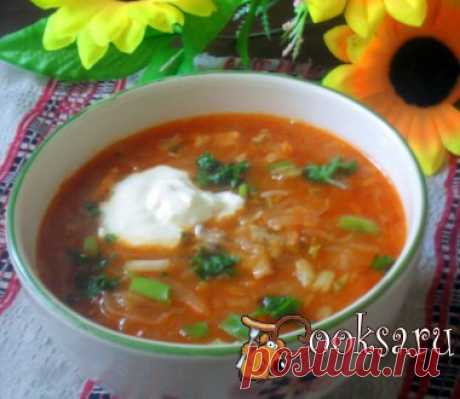 Деревенские щи из квашеной капусты Вкусное, сытное первое блюдо. Особенно хороши эти деревенские щи из квашенной капусты на второй день, настоявшиеся ночь на морозе. Свинина (мясо с косточкой) — 500 г; Квашеная капуста — 600 г; Картофель — 6-7 шт; Лук репчатый — 1 шт; Морковь — 1 шт; Томат — 1 ст.л.; Чеснок — 1-2 зуб.; Вода — 2,5 л; Растительное масло (или смалец; для пассировки) ; Соль (по вкусу) ; Перец черный (молотый) ; Лавровый лист — 1-2 шт; Сметана (по вкусу) ; Зелень (по вкусу) ;