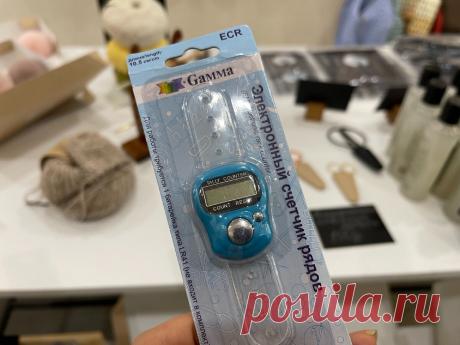 Дешёвые подарки для рукодельницы, которые вы легко везде сможете купить, и которые всегда пригодятся  Я часто покупаю самые обыкновенные, но при этом, по цене они совсем недорогие:
- в строительном магазине (есть недорогие жидкие гвозди, лаки, клей, краска и тд.) - в хозяйственных магазинах (есть жидкие гвозди) - в магазинах для шитья (например, швейные нитки, ткани для рукоделия, различные булавки, маркеры)
Очень удобно покупать различные пуговицы, бусины, фурнитуру, бисер и тд., которые могу…