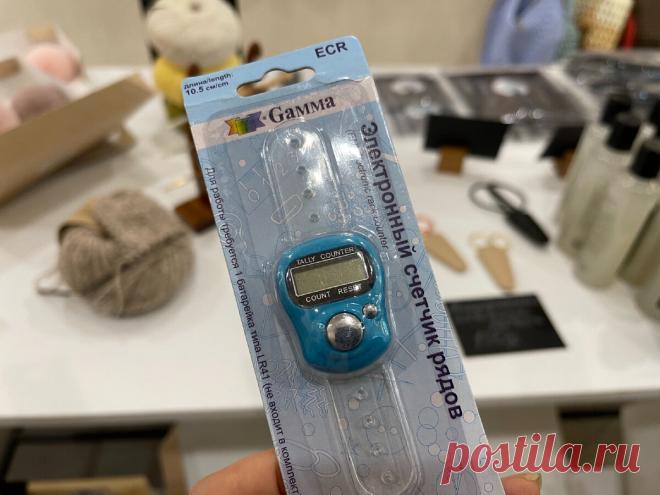 Дешёвые подарки для рукодельницы, которые вы легко везде сможете купить, и которые всегда пригодятся  Я часто покупаю самые обыкновенные, но при этом, по цене они совсем недорогие:
- в строительном магазине (есть недорогие жидкие гвозди, лаки, клей, краска и тд.) - в хозяйственных магазинах (есть жидкие гвозди) - в магазинах для шитья (например, швейные нитки, ткани для рукоделия, различные булавки, маркеры)
Очень удобно покупать различные пуговицы, бусины, фурнитуру, бисер и тд., которые могу…