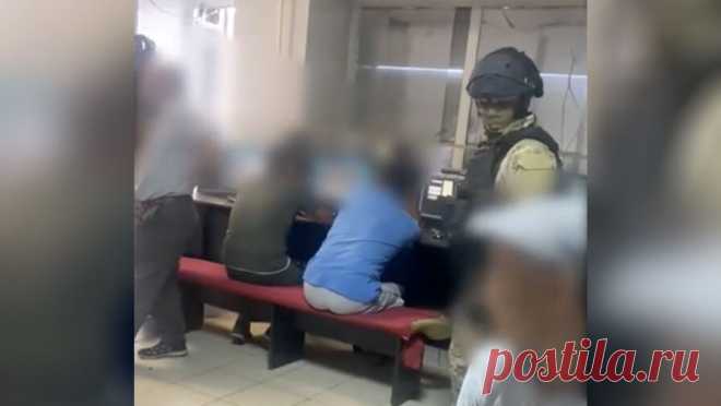 В российском регионе накрыли нелегальный притон с азартными играми. В Тыве правоохранители пресекли деятельность нелегального игорного клуба. Об этом сообщает "МВД медиа". По информации ведомства, подпольный притон с азартными играми располагался в городе Кызыле в нежилом строении на улице ...