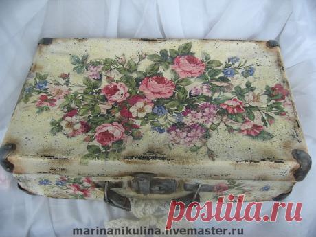 Старые винтажные чемоданчики с запыленной парижской антресоли ...