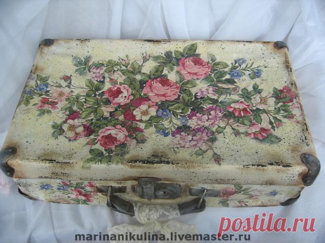 Старые винтажные чемоданчики с запыленной парижской антресоли ...