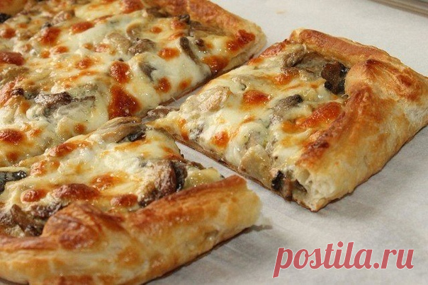 Пирог из слоеного теста с грибами и сыром

Легкая и вкусная домашняя выпечка из готового слоеного теста. Пирог готовится очень быстро и легко из минимума доступных ингредиентов, а получается очень вкусным и сытным.

Ингредиенты:
Тесто слоеное дрожжевое - 250 гр.
Грибы - 200 гр.
Лук репчатый - 1 шт.
Сыр плавленный - 100 гр.

Приготовление:

1. Грибы обжарить с луком, добавляем плавленный сыр, специи, перемешать.
2. Тесто раскатать, сделать небольшие бортики, выложить начинк...