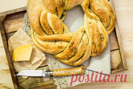 Плетеный калач с чесноком и зеленью — рецепт с фото пошагово