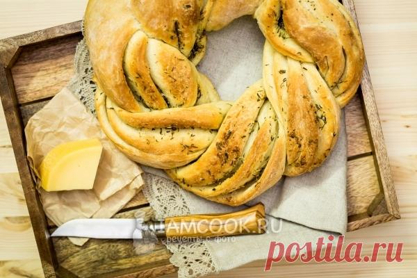 Плетеный калач с чесноком и зеленью — рецепт с фото пошагово