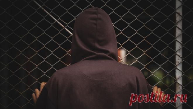 В Челябинске жених украл у будущей тещи драгоценности и сдал в ломбард. В Челябинске полиция задержала 19-летнего местного жителя по подозрению в краже золотых украшений, молодой человек трижды обокрал женщину. Об этом сообщает УМВД региона. С заявлением в полицию обратилась местная жительница, женщина ...