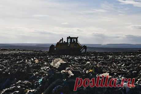 Россиян захотели спасти от переплаты за вывоз мусора. Вице-премьер Виктория Абрамченко поручила Росприроднадзору проверить наличие автоматизированных весов на российских полигонах. Она заявила, что без весового контроля компании могут завышать данные о количестве привозимого мусора, расплачиваться за что придется россиянам.
