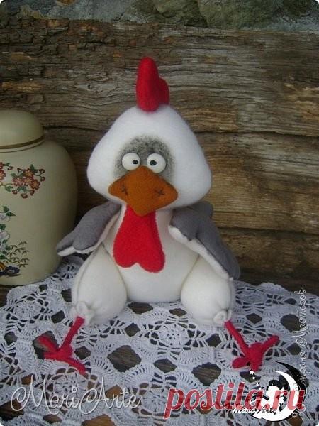 Шьем петушков. Мастер-класс 

Готовлю флис (у меня двух цветов для петушков) + для клюва и гребешка 
проволоку для ножек, 
пряжу, малярный скотч, небольшие пуговички, 
клеевой пистолет -приклеивать мелкие детали 

Автор: Marianna Averianova
#игрушки