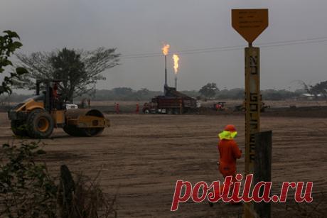 Взрыв произошел на газопроводе в Мексике. В Мексиканском штате Пуэбла произошел взрыв на газопроводе компании Pemex. По информации портала, инцидент произошел около 11 утра. Сотрудники нефтегазовой компании герметизировали трубу на месте нелегальной врезки. Трубопровод повредили неудачными манипуляциями экскаватора, в результате чего произошел взрыв.