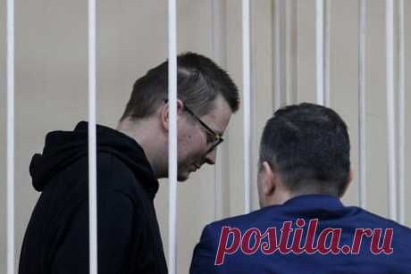 Подельников предполагаемой убийцы Дугиной приговорили к 3,5 года колонии. Суд в Туле приговорил двух подельников предполагаемой убийцы Дарьи Дугиной к трем годам и шести месяцам колонии. Александра Сучкова и Андрея Кузнецова признали виновными в подделке свидетельства о регистрации машины, на которой предполагаемые организаторы убийства Дугиной выехали за пределы России.