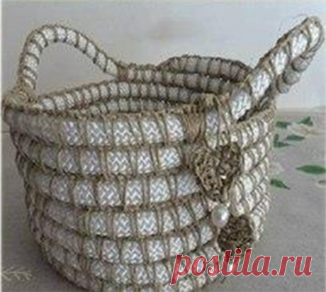 ​Корзинка из веревки Корзинка из веревкиТакая корзинка подойдет как для хлеба, так и как органайзер для мелких предметов.Или придумайте еще какой-то вариант вы сами.