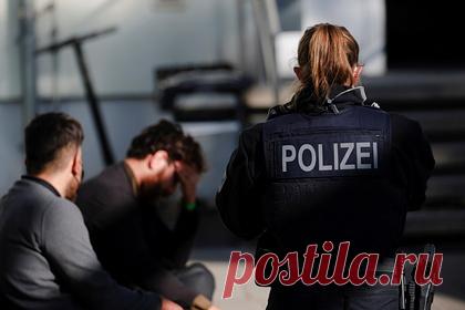 Мигранты заподозрили 57-летнюю женщину в расизме и избили ее. В бельгийском Антверпене толпа мигрантов из Марокко напала в автобусе на 57-летнюю местную жительницу. Они обвинили женщину в расизме, а на все ее попытки оправдаться отвечали хохотом. После этого ее начали хватать за одежду, избили и выбросили из автобуса. При этом нападение они снимали на видео.