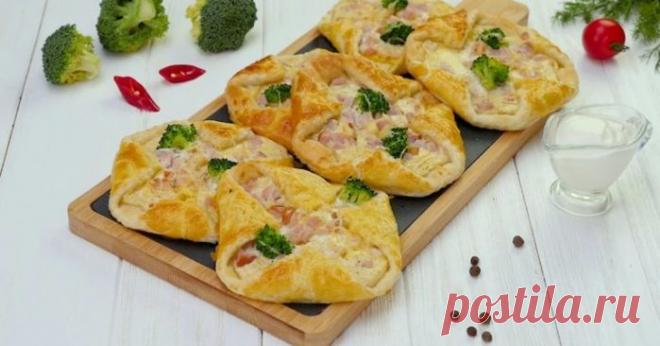 Конвертики из слоеного теста с ветчиной и брокколи