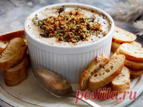 Дип-соус с грибами и мясом - рецепт Этот дип-соус с грибами и мясом очень хорош в качестве аппетайзера для большой компании. Вдохновением для соуса послужили фаршированные шляпки шампиньонов, и
