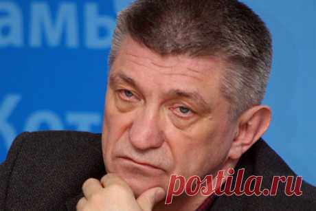 Сокуров поблагодарил Горбачева за «оправданные надежды». Режиссер Александр Сокуров выразил благодарность Михаилу Горбачеву за то, что он успел сделать. По мнению кинодеятеля, политик был единственным человеком, появления которого все ждали. Он также отметил, что в период правления Горбачева в прокат вышел его фильм, минуя цензуру, с которой ранее сталкивались картины.