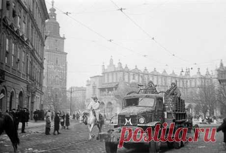 Краков был занят немцами в 1939 году и стал столицей германского генерал-губернаторства на территории оккупированной Польши. В отличие от других польских городов Краков за время оккупации практически не пострадал. При отступлении немцы хотели взорвать город, однако советским войскам удалось это предотвратить./ Первый Украинский фронт. Краков, освобожденный частями Красной Армии, 1945 год. © Фотохроника ТАСС /Макс Альперт и Рафаил Мазелев| ТАСС: Общество - Освобождение Кракова и Лодзи