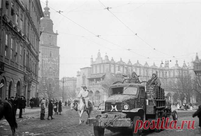 Краков был занят немцами в 1939 году и стал столицей германского генерал-губернаторства на территории оккупированной Польши. В отличие от других польских городов Краков за время оккупации практически не пострадал. При отступлении немцы хотели взорвать город, однако советским войскам удалось это предотвратить./ Первый Украинский фронт. Краков, освобожденный частями Красной Армии, 1945 год. © Фотохроника ТАСС /Макс Альперт и Рафаил Мазелев| ТАСС: Общество - Освобождение Кракова и Лодзи