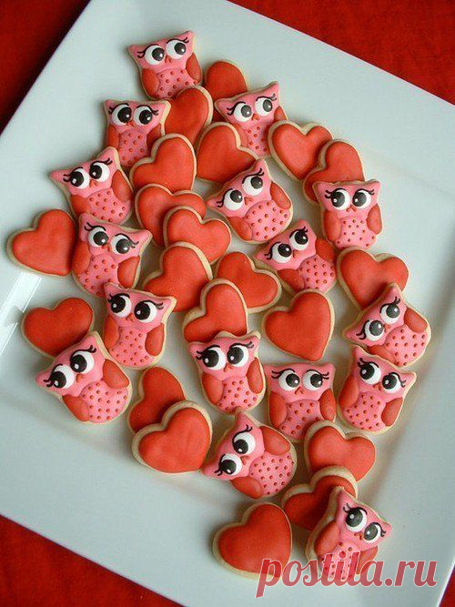 Фото Печенье в виде сов и сердечек на тарелке
