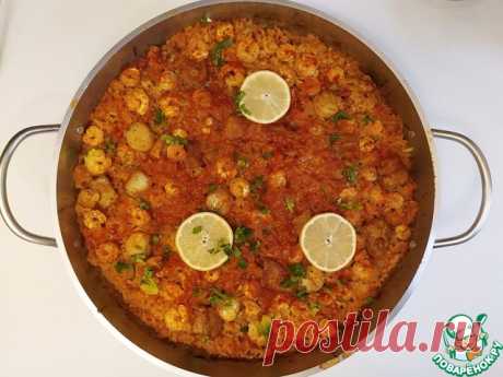 Морская паэлья с тунцом, гребешками и креветками – кулинарный рецепт