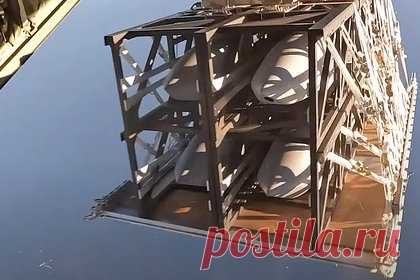 США отработали ракетный удар по России из Арктики. Военно-воздушные силы (ВВС) США в рамках концепции Rapid Dragon провели в Арктике испытание самолета MC-130J Commando II, в ходе которого был отработан учебный сброс палеты с крылатыми стелс-ракетами AGM-158B Joint Air-to-Surface Standoff Missile-Extended Range (JASSM-ER). Об этом сообщает The Drive.