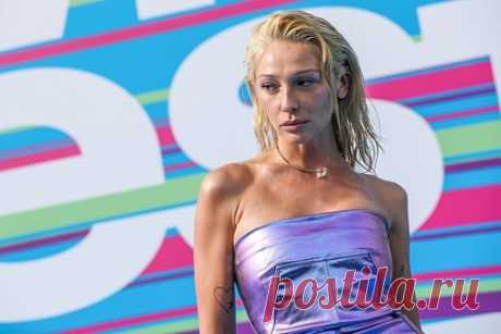 Раскрыта судьба иска на один миллиард рублей к Ивлеевой из-за голой вечеринки. Хамовнический районный суд Москвы вернул коллективный иск к Анастасии Ивлеевой, поданный из-за голой вечеринки. 9 января инстанция вынесла соответствующее постановление, поскольку отсутствуют сведения о том, что ответчица проживает на территории района Хамовники. Она зарегистрирована в другом субъекте России.